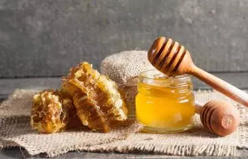 Honey to treat pneumonia