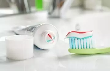 Toothpaste and baking soda for bad breath