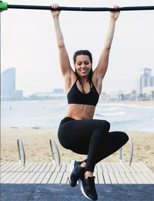 Alternating knee twist pull-up exercise for women