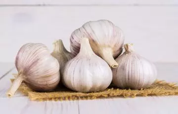 Garlic paste or oil to get rid of blood blisters