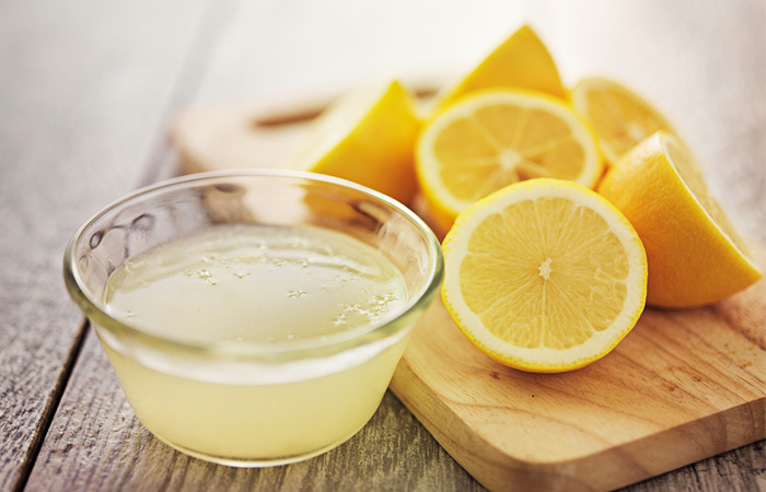 A bowl of lemon juice and lemon slices as a remedy for pyorrhea