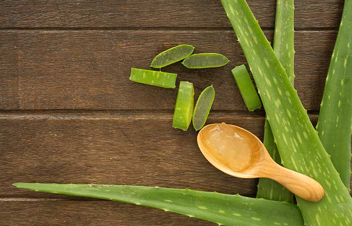 Aloe vera to soothe inflammation caused by rashes under the breast