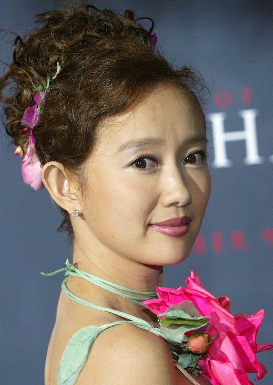 Elegant messy updo for Asian girls