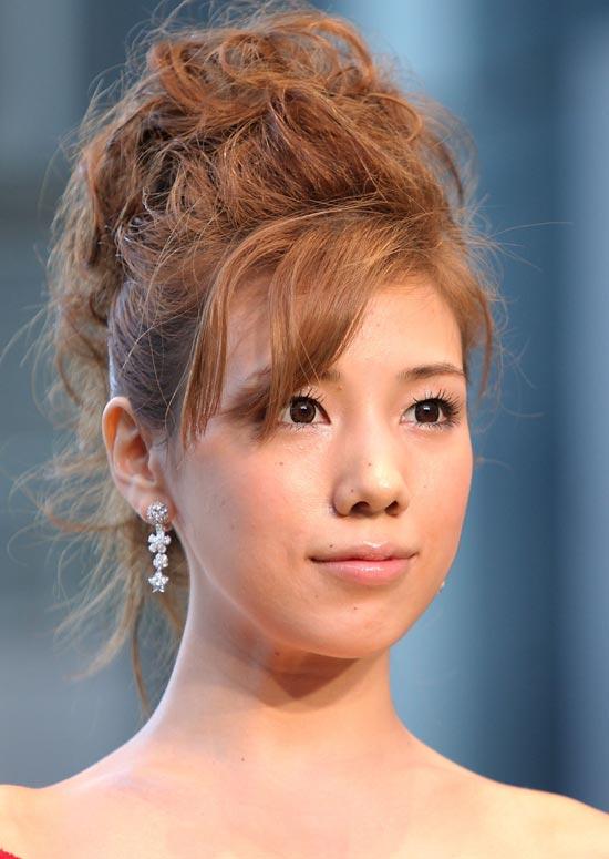 Elegant messy updo for Asian girls