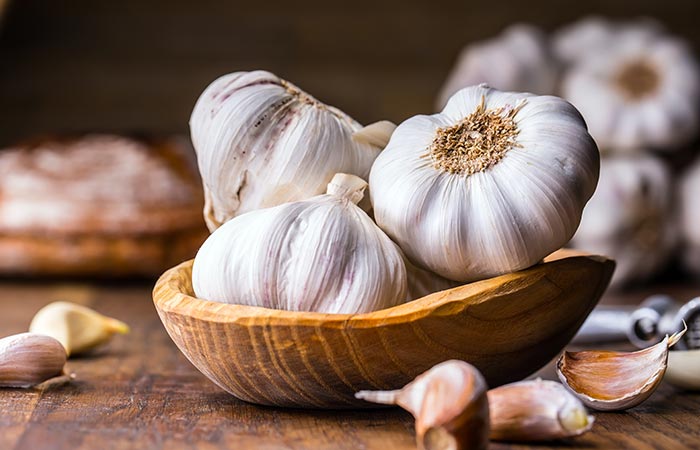 Garlic to get rid of rashes under the breast