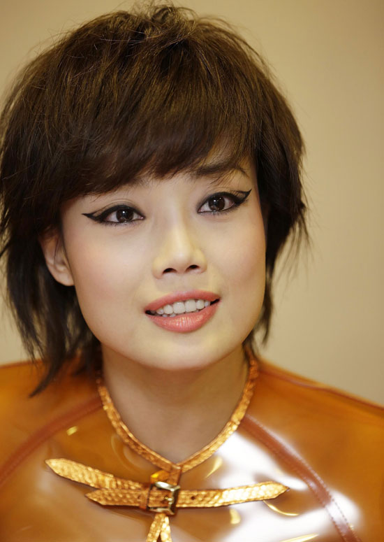 Messy short bob hairstyle for Asian girls