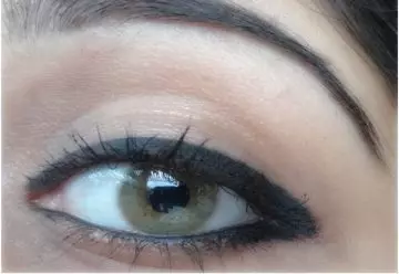 Final result of making your eyes look bigger with eyeliner
