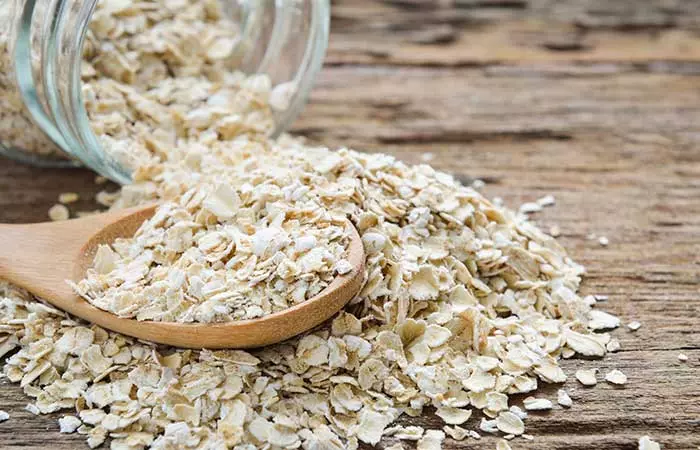 Oatmeal to treat rashes under the breast