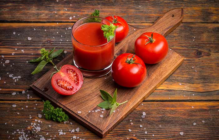 Tomato juice to get rid of smelly scalp and hair
