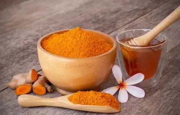 Turmeric and honey for glowing skin