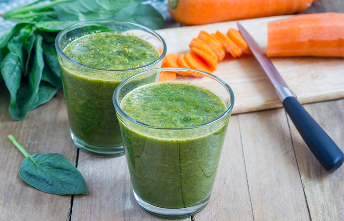 Two glasses of carrot and spinach juice to manage pyorrhea