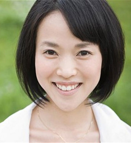 Japanese short bob with bangs to the side hairstyle