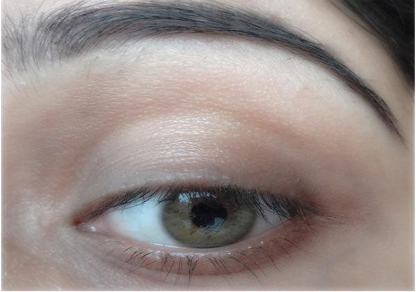 Come far sembrare gli occhi più grandi con l'eyeliner - Passo 1: Idratare gli occhi