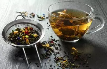Comfrey, cinnamon, and chamomile tea to get rid of tinnitus