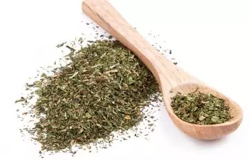 Coriander leaves and sandalwood powder for prickly heat