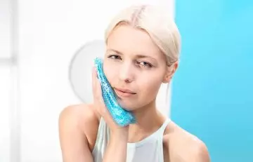 Ways to relieve TMJ pain with hot or cold compress