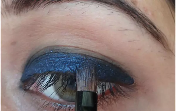 How to get thicker eyelashes with blue mascara
