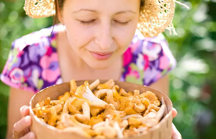 A mushroom allergy can develop from inhaling mushroom spores