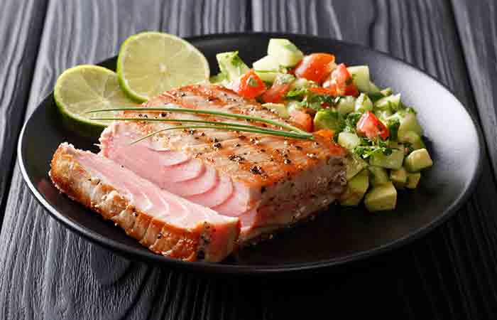 Grilled tuna with low-calorie, fiber-rich sides