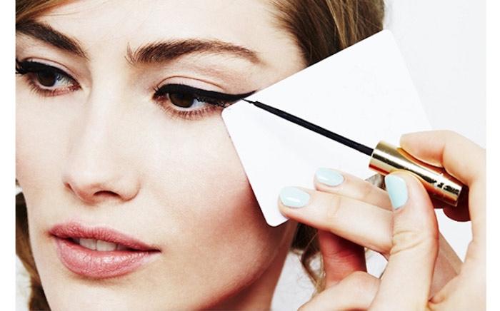 Creazione di un eyeliner alato perfetto con la carta magnetica