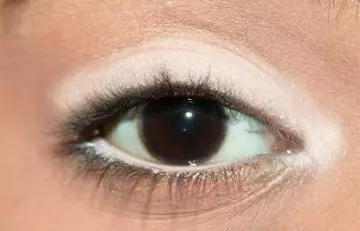 Way 3 to wear a white eyeliner