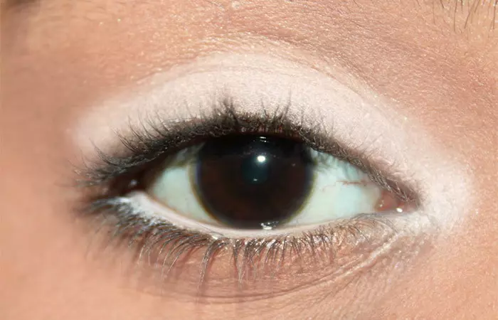 Way 3 to wear a white eyeliner