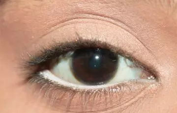 Way 1 to wear a white eyeliner