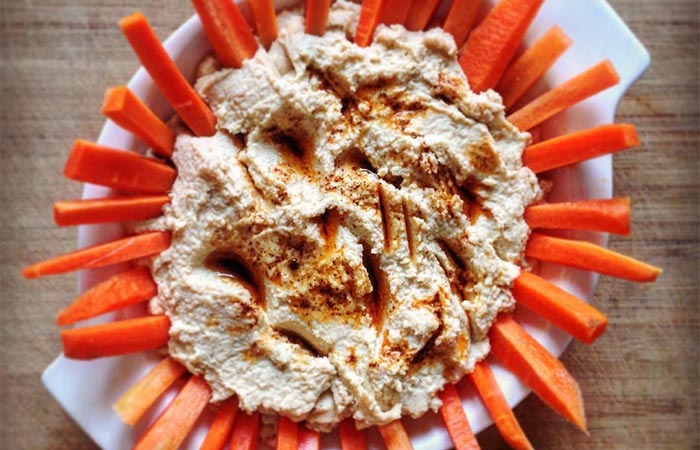 Oil-free hummus and carrot sticks are among the best oil-free snacks