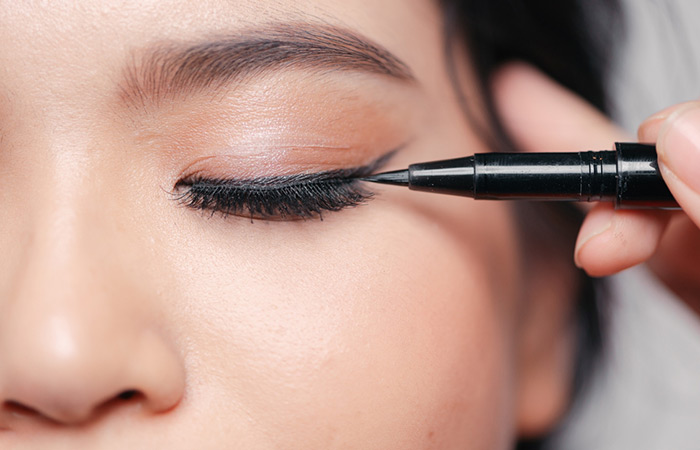 Create a winged eyeliner using a freehand guide