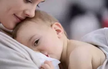 Fenugreek tea benefits woman in breastfeeding her baby 