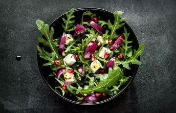 Pomegranate and onion salad for weight loss