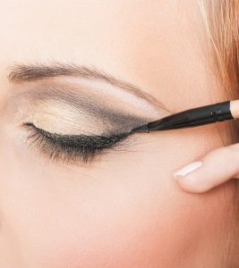 Simple Hack To Prevent Smudging Of Eyeliner – Tutorial With Detailed Steps
