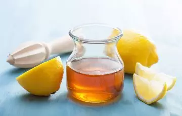 Lemon and honey for dark spots on lips