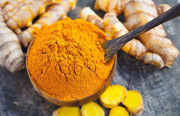 8. Turmeric And Nutmeg Paste For Black Spots On Lips