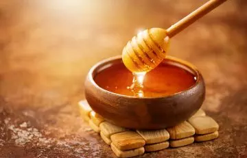 Honey to cleanse the skin