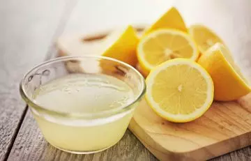 Lemon slices and freshly squeezed lemon juice in a small bowl