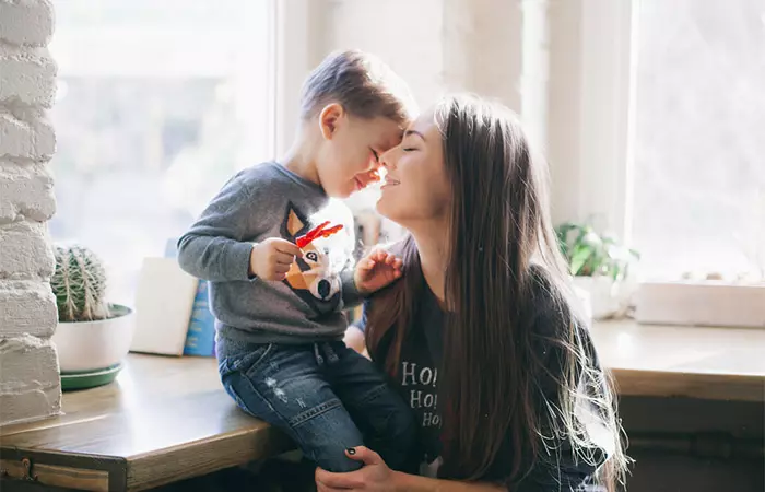 Mother rewarding kid for not sucking thumb