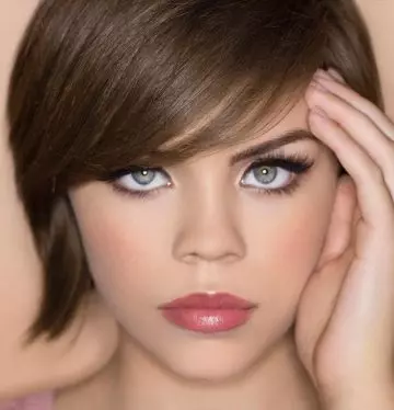 Warm brown hair color for blue-eyed women