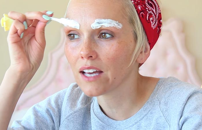 如何淡化眉毛-第二步:在眉毛上涂漂白剂