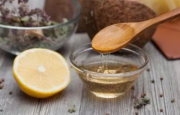 Castor oil with lemon to treat wrinkles