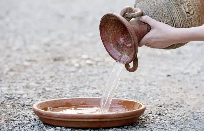 Clay pots keep the water cool.