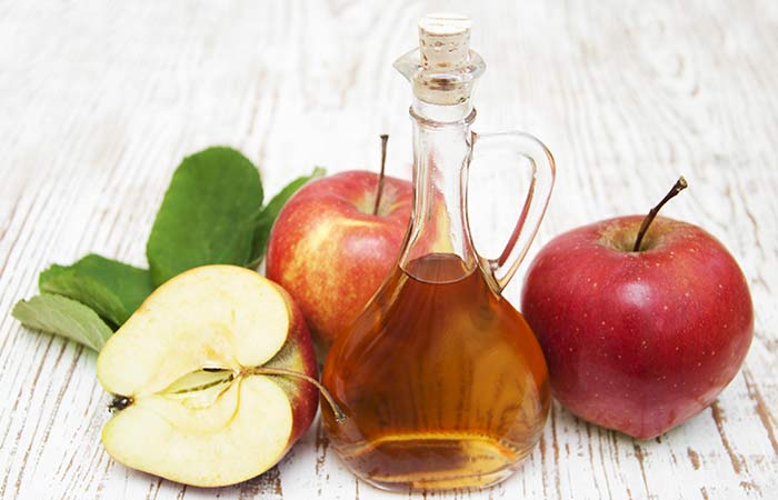 Remove earwax safely with apple cider vinegar