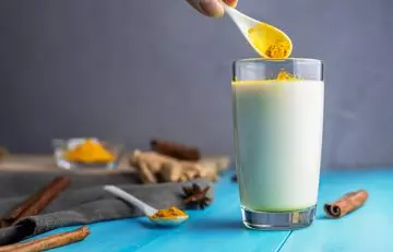 Milk with turmeric as a home remedy for chest pain