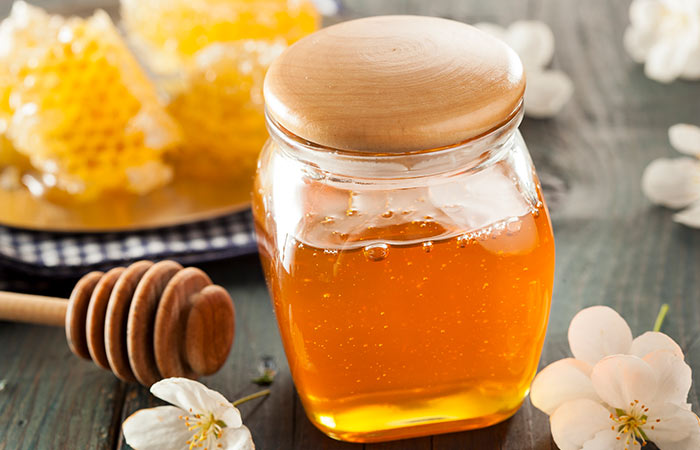 Castor oil with lemon and honey for pigmentation