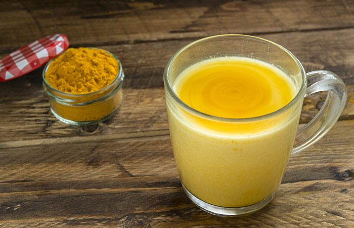 Turmeric and milk as one of the ways to remove upper lip hair naturally