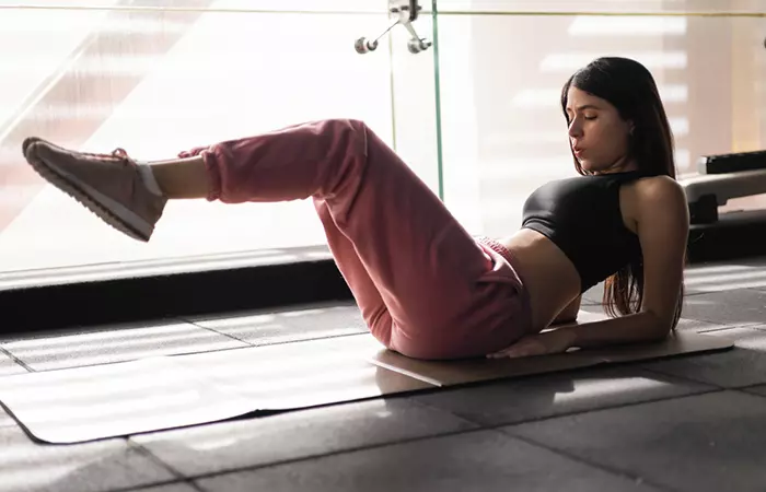 A woman doing leg extension crunch exercise