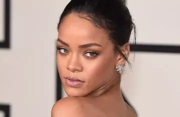 Rihanna with tattooed eyebrows