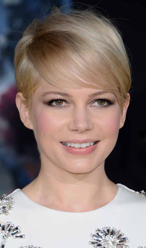 Michelle Williams looking chic in the side parted blonde bob hairstyle