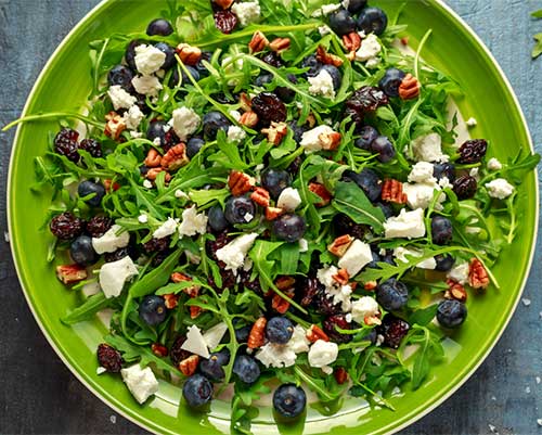 Sweet and salt goat cheese and berry salad
