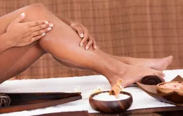 Oil massage to relieve tired legs and feet